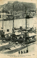 Cherbourg * La Montagne Du Roule Vue Du Bassin Du Commerce * Bateaux Navires De Guerre - Cherbourg