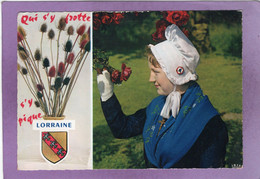 LORRAINE Qui S'y Frotte S'y Pique Jeune Femme En Costume Traditionnel  Folklore Coiffe Blason Ed La Cigogne N° 54 602 33 - Lorraine