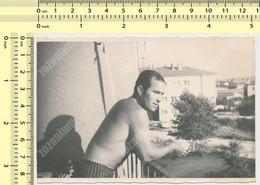 REAL PHOTO Ancienne Naked Man On Balcony Beach Homme Nu Sur La Plage - Old Snapshot Orig - Autres