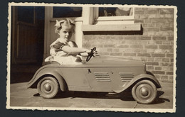 Photo Originale 13 X 8,5 Cm - 1941 - Fillette Dans Une Voiture à Pédales - Pedal Car - Jouet / Toy - Voir Scan - Cars