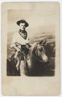 Cpa Carte-photo Homme Sur Cheval, Cowboy (prise En Studio, Ou Fête Foraine), Postée De Saint-Louis, Missouri, Vers Nice - Autres & Non Classés