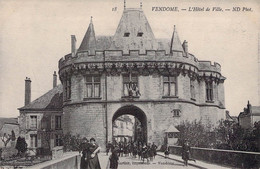 CPA - VENDOME - L'Hôtel De Ville - Carte Animée - Villageois En Costume - Pont - Vendome