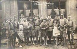 Bitche - Carte Photo - Août 1929 - Militaires Et Femmes Du Pays Devant Le Café Hôtel Restaurant Jean PALLARES - Bitche