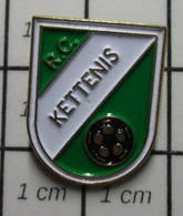 3119 Pin's Pins / Beau Et Rare / THEME : SPORTS / CLUB FOOTBALL BELGE RC KETTENIS Village De La Région Germanophone De B - Football