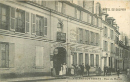 030722 AISNE 02 VILLERS COTTERETS Place Du Marche Hotel Du Dauphin Garage Automobiles Commerce Devanture Animee - Villers Cotterets