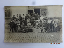 PHOTO PHOTOGRAPHIE CARTE PHOTO MILITAIRES EN GROUPE  CLASSE 24 A MAYENCE 1925  VELO BICYCLETTE - War, Military