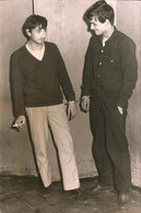 2512 - Young MEN Felon Criminals In Handcuffs / Jeunes Hommes Délinquants Menottes Aux Poignets Photo 17x11cm 1967 Gay I - Identified Persons