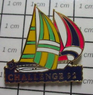 1416C Pin's Pins / Beau Et Rare / THEME : SPORTS / VOILE VOILIER REGATE CHALLENGE 92 Par CHALLENGE OLERON - Zeilen