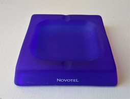 Ancien Cendrier.  " NOVOTEL " - - Aschenbecher