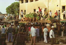 Zanzibar - Unloading Of Fruits Outside Market - Tanzanie