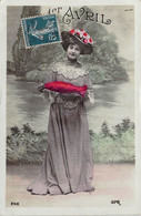 CPA  - FANTAISIE - 1ER AVRIL - FEMME EN ROBE ET CHAPEAU DE FLEURS TIENT UN POISSON ROUGE - POISSON - 948 - COLORISEE - 1er Avril - Poisson D'avril