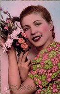 CPA  - FANTAISIE - SAINTE CATHERINE - FEMME AVEC BOUQUET DE FLEURS - SOURIRE - COLORISEE - Santa Catalina