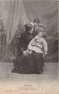 CPA  - FANTAISIE - Petite Fille Assise Sur Les Genoux De Sa Maman - Jeux D'enfant - Siège Tapissé - Humorkaarten