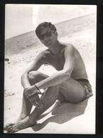 OLD PHOTO HANDSOME YOUNG MAN IN SWIMSUIT W/SUNGLASSES PIN-UP HALF NAKED NICE POSE GAY INTEREST MALE HOMME UOMO - Pin-ups