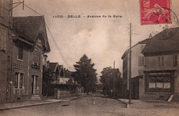 Territoire De Belfort - Delle En 1932: Avenue De La Gare, Café, Société Française De Transports - Carte C.L.B. N° 11025 - Delle