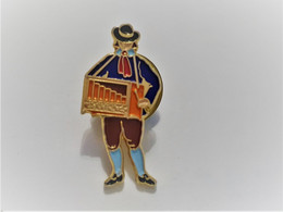 PINS MUSIQUE FOLKLORE JOUEUR BOITE A MUSIQUE / 33NAT - Musique