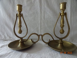 LOT DE 2 BOUGEOIRS PENDULAIRES ANTIROULIS EN LAITON - 965 Grs - Hauteur 20 Cms. - Candelabri E Candelieri