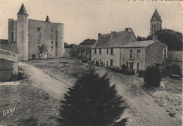 NOIRMOUTIER. - Le Château Et L'Eglise. CPM Tour Dentelé - Noirmoutier