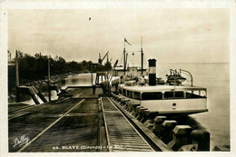 Blaye * L'embarcadère Et Vue Sur Le Port * Bateau Bac Promenade - Blaye