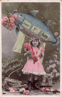 CPA - JOYEUX 1er AVRIL - Petite Fille Tient Dans Ses Bras 2 Poissons Et Un énorme Poisson Est Accroché Au Dessus D'elle - 1 De April (pescado De Abril)