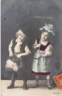 CPA Fantaisie - Colorisée - Petite Fille Avec Un Parapluie Et Un Chapeau Avec Son Frère Qui Porte Un Panier De Fleurs - Gruppi Di Bambini & Famiglie