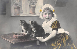 Animaux - N°79831 - Chat - Jeune Fille Près D'une Table Où Sont Assis Deux Chats - Katten