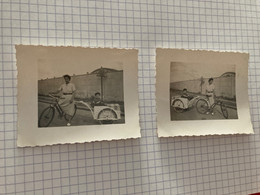 2 PhotoS Originales Jeune Maman Pin-up  En Vélo Avec Une Remorque Derrière Son Enfant Avec Un Béret Annee Circa 40-50 - Pin-ups