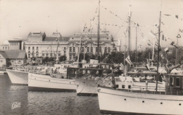 DEAUVILLE  - La Plage Fleurie - Le Bassin Des Yachts Et Le Casino De Trouville - Deauville