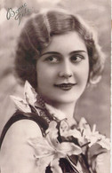 CPA Femme Avec Des Fleurs De Lys - Sourire - Women