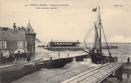 [-5%] CPA - PORT EN BESSIN - Pendant La Tempête - Bateau - Voilier - Vague - Port-en-Bessin-Huppain