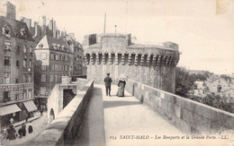 CPA - SAINT MALÔ - Les Remparts Et La Grande Porte - Boutique La Maison De Paris - Touristes - Animée - Saint Malo