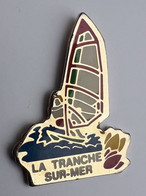 SP365 Pin's Planche à Voile La Tranche Sur Mer Version Loire Atlantique Achat Immédiat - Zeilen