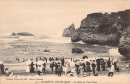 CPA - BIARRITZ ARTISTIQUE - Le Bain Au Port Vieux - Touriste - Plage - Barque - Falaise - Mer - Biarritz