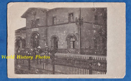 CPA Photo - BENFELD ( Bas Rhin ) - Groupe De Garçon à La Gare - Alsace Chemin De Fer Bahn Eisenbahn - Benfeld