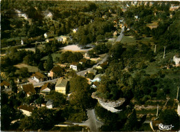 Les Eyzies De Tayac * Vue Aérienne Sur Le Carrefour De La Poste Et La Route De La Bugue - Sonstige & Ohne Zuordnung