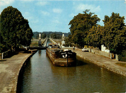 Briare * Le Pont Canal Construit Par Eiffel * Péniche Batellerie - Briare