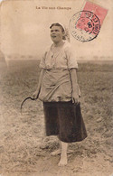 CPA - Agriculture - Femme Avec Une Serpe à La Main - La Vie Au Champs - Pieds Nus - Culture