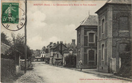 CPA ROUTOT - La Gendarmerie Et La Route De PONT-AUDEMER (160582) - Routot