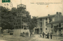 Les Herbiers * Les Sapeurs Pompiers * Vue De La Place Où Manoeuvre - Les Herbiers