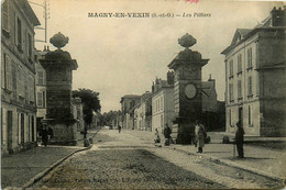 Magny En Vexin * Rue Et Vue Sur Les Pilliers - Magny En Vexin