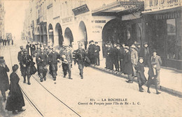 CPA 17 LA ROCHELLE CONVOI DE FORCATS POUR L'ILE DE RE - La Rochelle