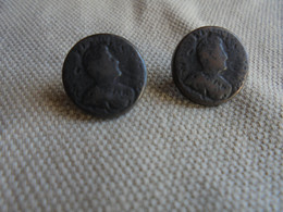 Ancien - 2 Petits Boutons En Métal Couleur Bronze "Portrait De Roi" - Boutons