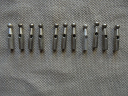 Ancien - 11 Petits Boutons/attaches En Métal En Forme De Quille - Boutons