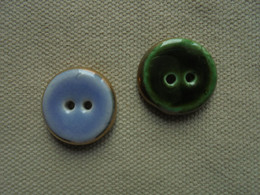 Ancien - 2 Boutons En Céramique Vert Et Bleu Liseré Doré - Boutons