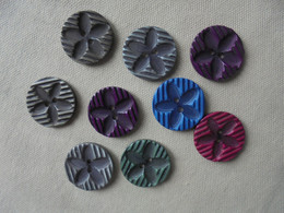 Ancien - 9 Boutons En Plastique "Fleurs" En Relief - Boutons