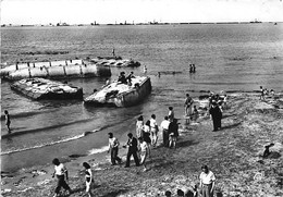 Arromanches           14        Port De La Libération  Epaves Et Digue    (voir Scan) - Arromanches