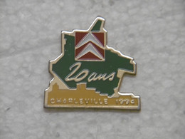 Pin's Automobiles CITROËN à 20 Ans Ville CHARLEVILLE 1994 - Pins Carte Département O8 ARDENNES - Pin Logo Citroën - Citroën