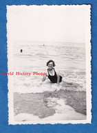 Photo Ancienne Snapshot - DEAUVILLE - Portrait D'une Femme Dans L'eau - 1938 - Maillot De Bain Fille Vague Mer Vacances - Pin-ups