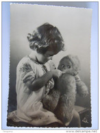 Petite Maman Moedertje Fille Avec Poupée En Peluche (ours?) Meisje Met Pop  Photo Edit. D'Art L.A.B. Bruxelles - Jeux Et Jouets