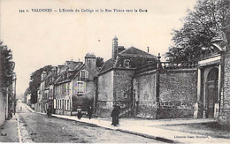 50 - VALOGNES : L'entrée Du Collège Et La Rue Thiers Vers La Gare - CPA - Manche - Valognes